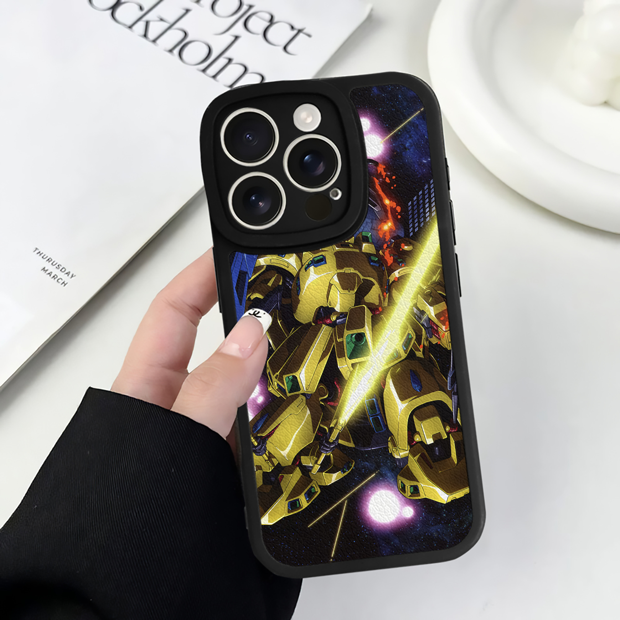 （画像用） 機動戦士ガンダム Mobile Suit Gundam 【iPhone 16シリーズ対応】シリコンスマホケース（レザー調） 材質：シリコン